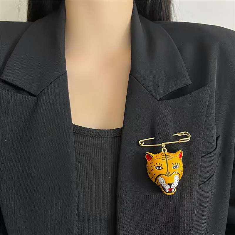 Elegant Enamel Tiger Brooch Pi - Women'S Accessories For Formal Wear recensione e prezzo