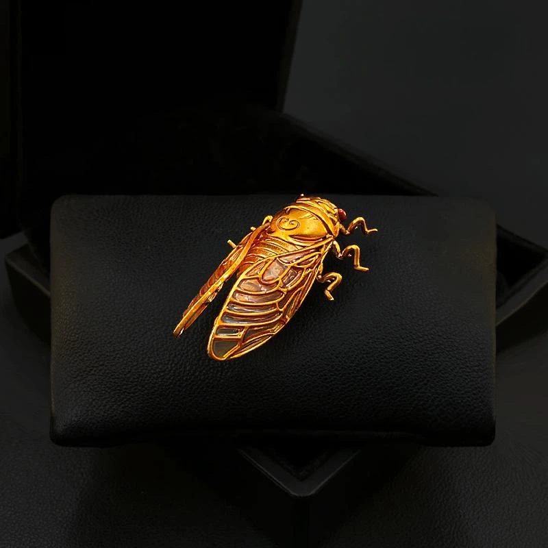 Golden Cicada Brooch with Beau - Women Accessories Meaning recensione e prezzo