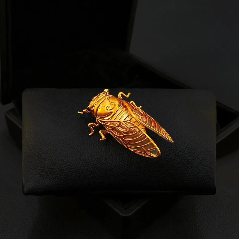 Golden Cicada Brooch with Beau - Women Accessories Meaning recensione e prezzo