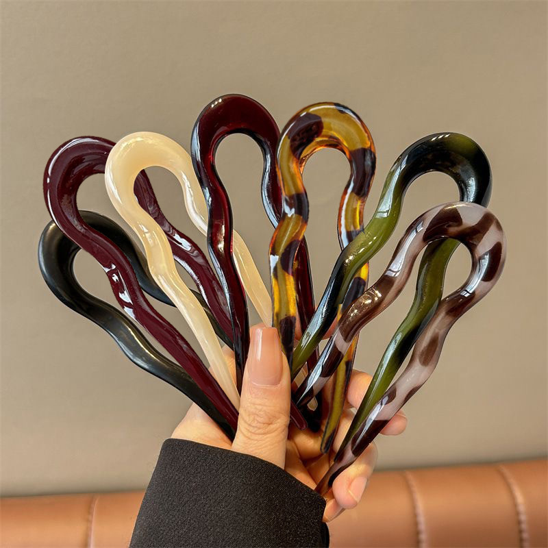 Elegant Acrylic U-shaped Hairp - Women Knight Accessories recensione e prezzo
